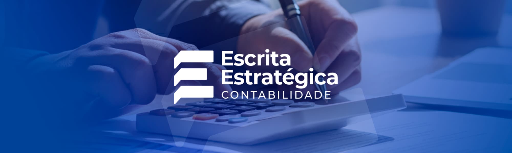 Pessoa usando uma calculadora e o logo da Escrita Estratégica sobreposto ao meio