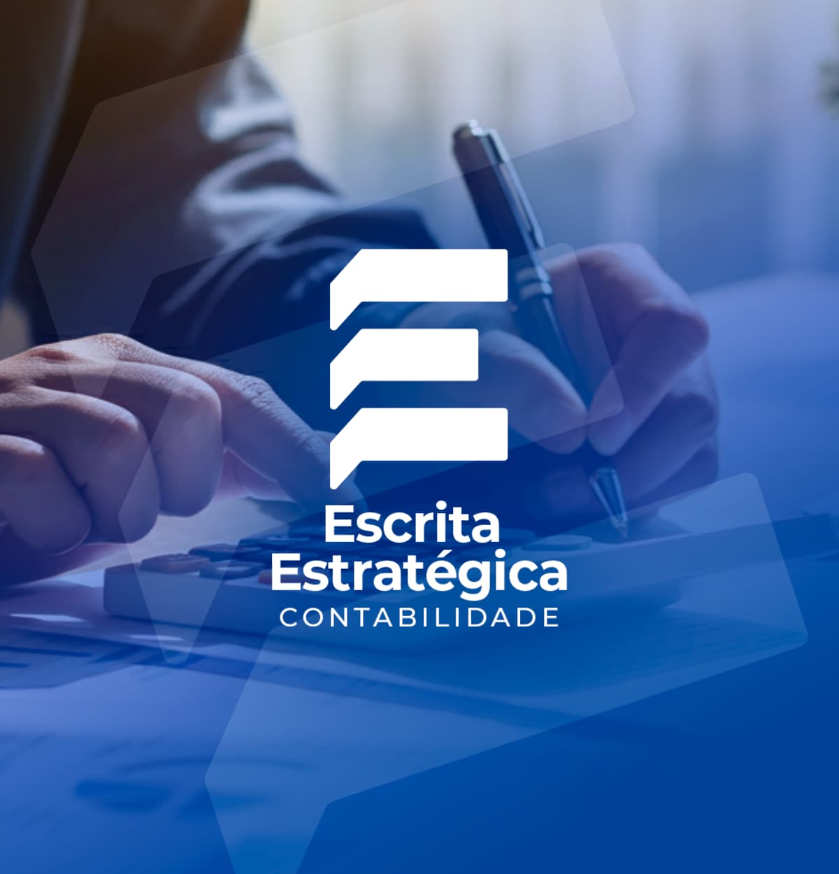 Pessoa usando uma calculadora e o logo da Escrita Estratégica sobreposto ao meio